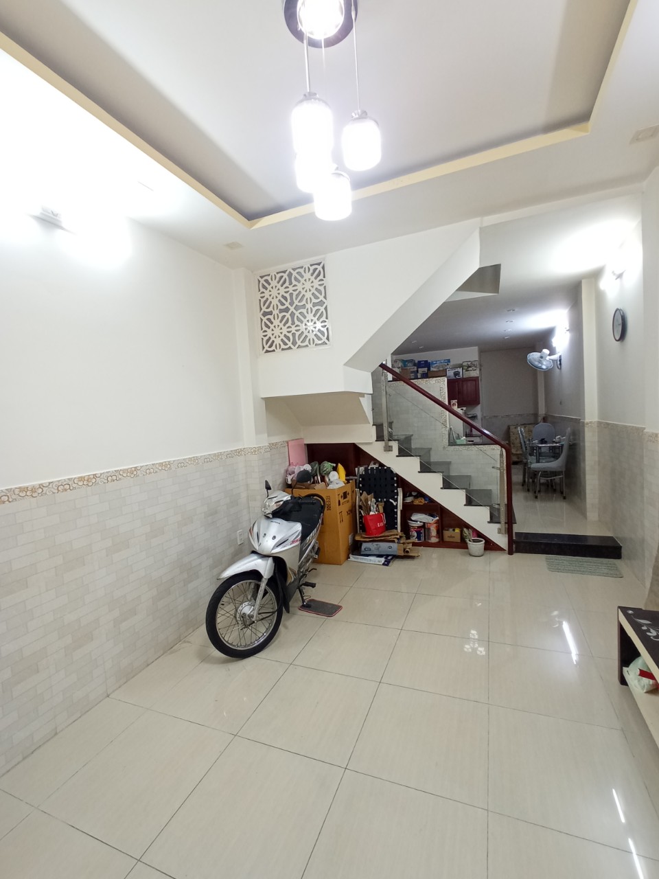 Bán nhà hẻm nằm gần chợ Bà Hom khu vực kinh doanh buôn bán đông đúc.
